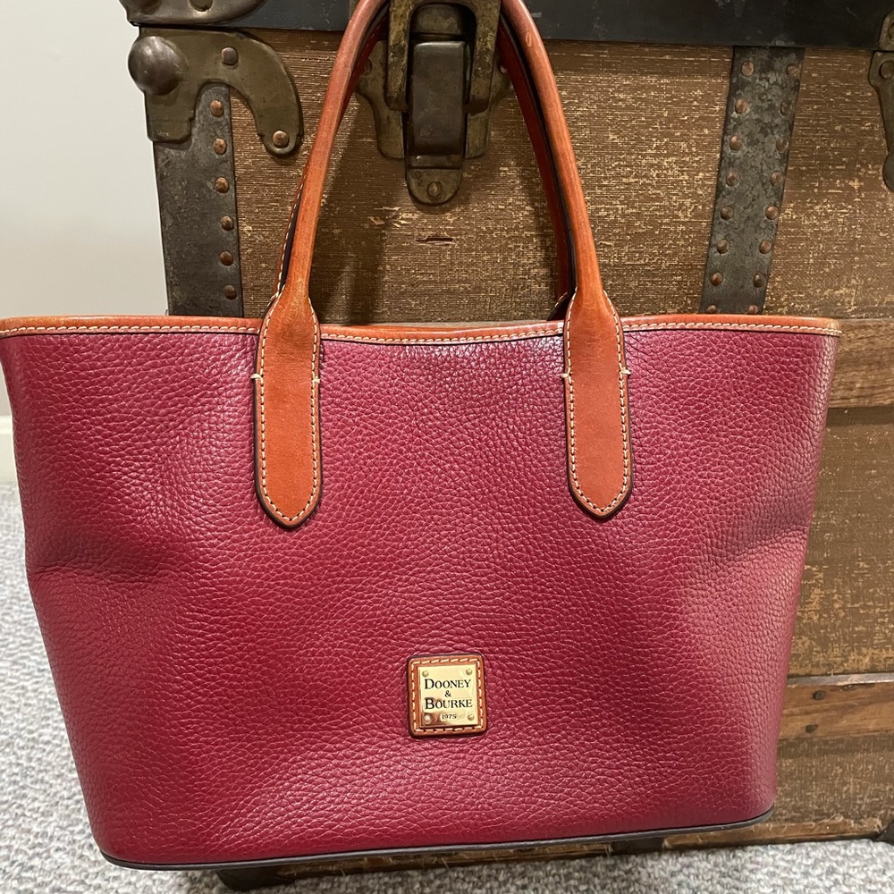 Dooney & Bourke bag.. like new.  Long strap included.